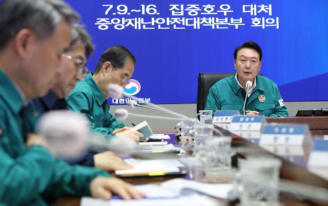 순방 마치고 귀국한 윤석열 대통령 중대본 회의 주재
    서울연합뉴스 임헌정 기자  6박 8일간 리투아니아·폴란드·우크라이나 순방을 마치고 귀국한 윤석열 대통령이 17일 오전 정부서울청사에서 열린 집중호우 대처 중앙재난안전대책본부중대본 회의를 주재하고 있다 2023717 대통령실통신사진기자단
    kaneynacokr2023-07-17 092733
저작권자 ⓒ 1980-2023 ㈜연합뉴스 무단 전재 재배포 금지저작권자 ⓒ 1980-2023 ㈜연합뉴스 무단 전재 재배포 금지