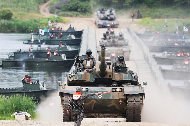 Một chiếc xe tăng K2 đang băng qua cầu phao trong cuộc huấn luyện vượt sông của Sư đoàn cơ động số 11 của Quân đội Hàn Quốc được tổ chức vào ngày 245 tại khu vực sông Namhan ở Yeonyang-dong Yeoju-si Gyeonggi-do ẢnhYonhap News
