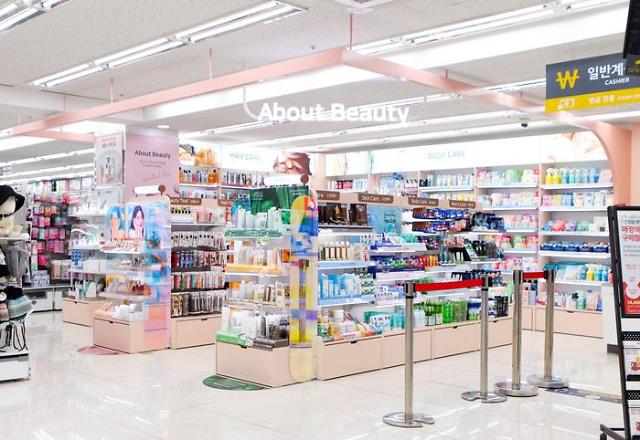 Các sản phẩm làm đẹp được trưng bày ở khu vực Beauty  trong cửa hàng Daiso chi nhánh ga Maebong Seoul ẢnhDaiso
