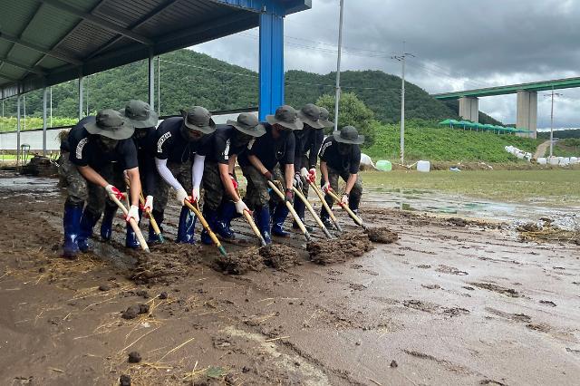 17일 충남 청양군 정산면 한 축사에서 육군 제32사단 장병들이 지난 14∼15일 쏟아진 폭우로 유입된 토사와 분뇨를 제거하고 있다사진연합뉴스