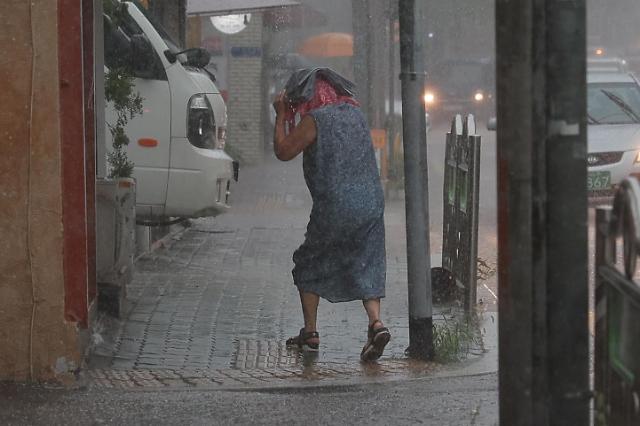 갑작스런 소나기가 내린 19일 시민들이 갑자기 내린 비를 피하고 있다유대길 기자 dbeorlf123ajunewscom
