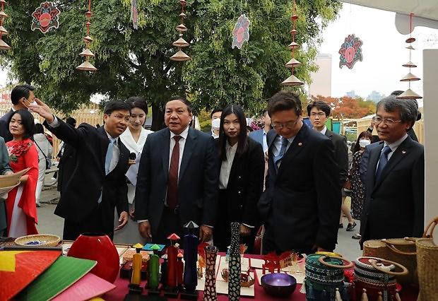 2022년 10월 한국에서 열린 베트남 관광문화축제에 참석한 응우옌 반 훙 문체부 장관 사진베트남통신사