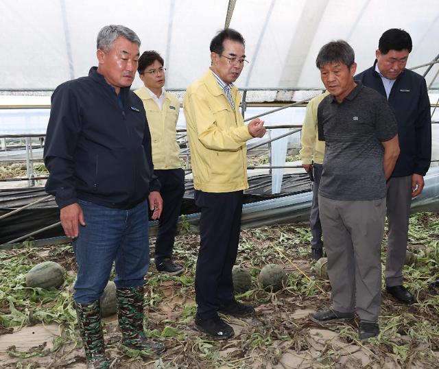 이성희 농협중앙회장이 7월 17일 충남지역을 방문해 집중호우로 인한 피해상황을 점검하고 범농협 차원의 피해복구 대책을 밝혔다사진농협중앙회