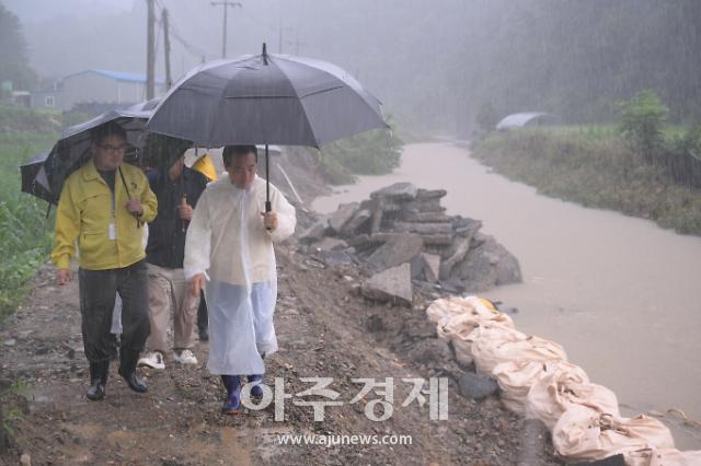 벌곡면 수해현장을 시찰 중인 백성현 사잔사진논산시