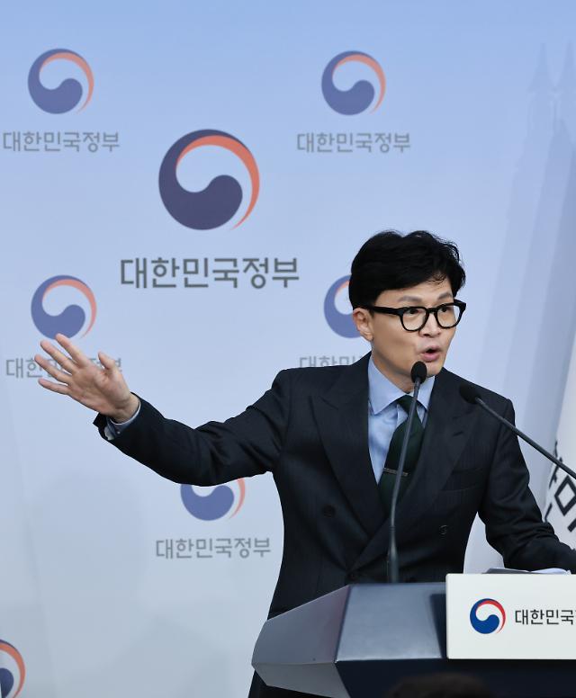 질문에 답하는 한동훈 법무장관
    서울연합뉴스 홍해인 기자  한동훈 법무부 장관이 18일 정부서울청사 별관에서 엘리엇 국제투자분쟁ISDS 사건 판정 후속 조치 관련 내용을 발표한 뒤 취재진의 질문에 답하고 있다 
     국제상설중재재판소PCA는 지난달 20일 한국 정부가 삼성물산과 제일모직 합병 과정에서 한미 자유무역협정FTA을 위반했다는 엘리엇 측 주장 일부를 인용 우리 정부에 5천358만6천931달러약 690억원·달러당 1288원 기준와 지연이자를 지급하라고 판정했다 2023718
    hihongynacokr2023-07-18 130523
저작권자 ⓒ 1980-2023 ㈜연합뉴스 무단 전재 재배포 금지저작권자 ⓒ 1980-2023 ㈜연합뉴스 무단 전재 재배포 금지