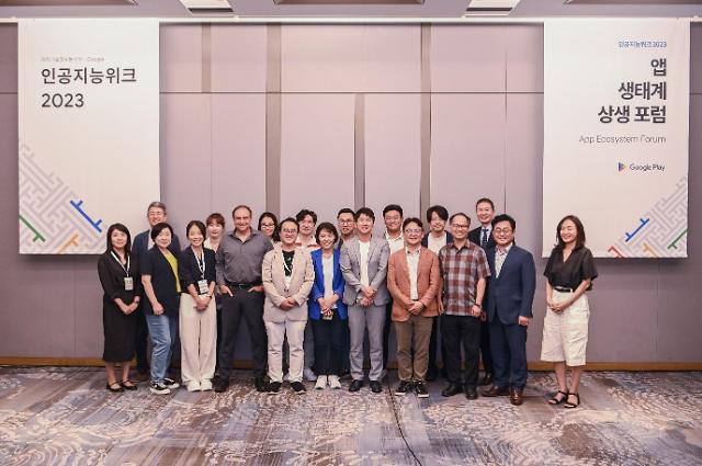 구글코리아는 13일 그랜드 인터컨티넨탈 서울 파르나스 호텔에서 제3회 앱생태계상상포럼을 개최했다앞줄 왼쪽부터 허재원 구글플레이 매니저 허정윤 국민대 교수 최현정 구글 바드 디렉터 요시 마티아스 구글 엔지니어링 및 리서치 부문 부사장 손재권 더밀크 대표 윤정하 잼페이스 대표 조창환 연세대 교수 장대익 가천대 교수 구태언 법무법인 린 변호사 신경자 구글 아태지역 플랫폼 및 에코시스템 마케팅 총괄 뒷줄 왼쪽부터 송은강 캡스톤파트너스 대표 다니엘 홍 구글 대외정책협력 팀장 박선민 구글 대외정책협력 상무 김형주 중앙대 교수 김범섭 자비스앤빌런즈 대표 허태균 고려대 교수 김국현 에디토이 대표 김경훈 구글코리아 사장 사진구글코리아