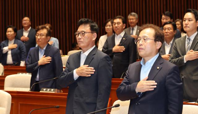 국기에 대한 경례하는 박광온 원내대표와 의원들
    서울연합뉴스 하사헌 기자  더불어민주당 박광온 원내대표와 의원들이 18일 오후 서울 여의도 국회에서 열린 의원총회에서 국기에 대한 경례를 하고 있다 2023718
    toadboyynacokr2023-07-18 135149
저작권자 ⓒ 1980-2023 ㈜연합뉴스 무단 전재 재배포 금지저작권자 ⓒ 1980-2023 ㈜연합뉴스 무단 전재 재배포 금지