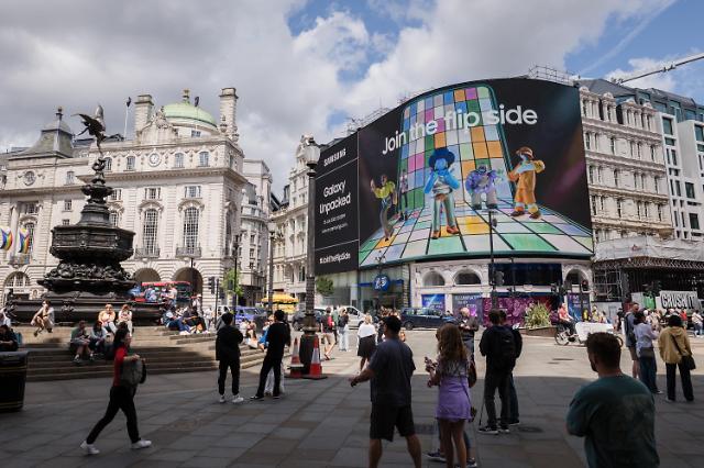 영국 런던 피카딜리 광장Piccadilly Circus의 Join the flip side 디지털 옥외광고 사진삼성전자