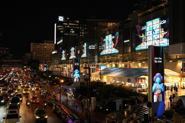 태국 방콕 센트럴월드CentralwOrld의 Join the flip side 디지털 옥외광고 사진삼성전자