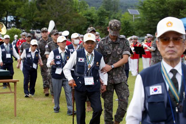 군부대에 초청된 6·25 참전용사
    광주연합뉴스 조남수 기자  6·25전쟁 73주년을 사흘 앞둔 22일 광주광역시 육군 제31보병사단에서 열린 호국보훈행사에서 장병들이 6·25 참전용사를 안내하고 있다 2023622 
    iso64ynacokr2023-06-22 123821
저작권자 ⓒ 1980-2023 ㈜연합뉴스 무단 전재 재배포 금지저작권자 ⓒ 1980-2023 ㈜연합뉴스 무단 전재 재배포 금지