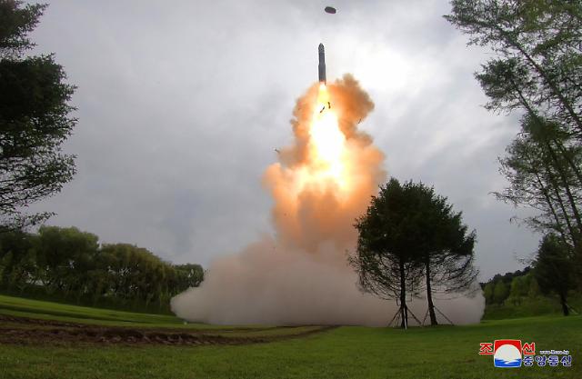 북한이 12일 김정은 국무위원장이 참석한 가운데 신형 고체연료 대륙간탄도미사일ICBM 화성-18형의 시험발사를 감행했다고 13일 조선중앙통신이 보도했다사진연합뉴스
