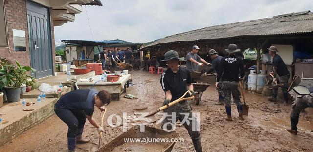 집중호우 피해복구에 군 장병 공무원 복구작업 모습사진청양군