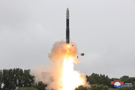 朝鲜向韩半岛东部海域方向发射2枚短程弹道导弹