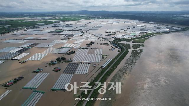 지난 13일부터 19일까지 집중호우가 내려 농경지가 침수된 익산시 망성면 일대사진익산시