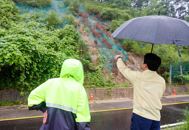 성주군 공무원들이 2인 1개조로 편성해 산사태 대비 합동점검을  실시 하고 있다사진성주군