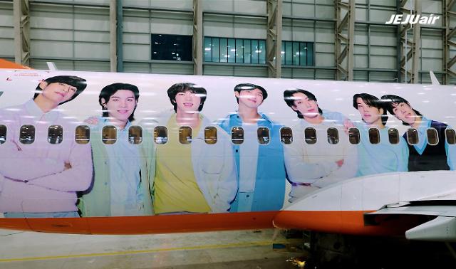 BTS出道十周年彩绘客机亮相
