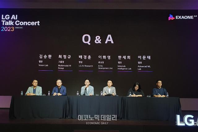 배경훈 LG AI연구원장세 번째이 19일 열린 LG AI 토크콘서트 2023에서 기자들의 질문에 답하고 있다사진성상영 기자