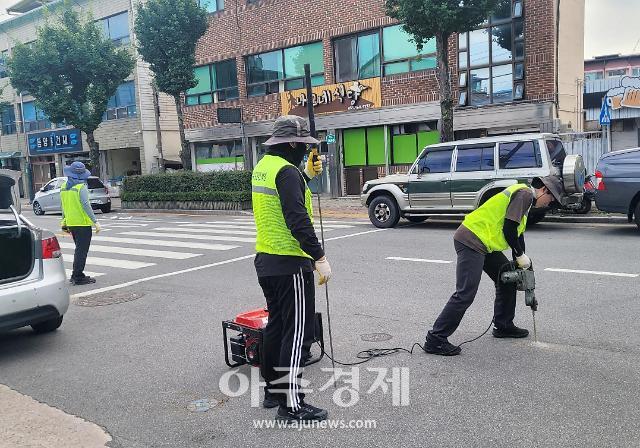  군에 따르면 2022년 예산 5억원을 투입해 서상 서하 안의면 등 3개 급수구역에 대한 누수탐사 용역을 실시한 결과 누수지역 102개소를 탐사 및 복구했다사진함양군