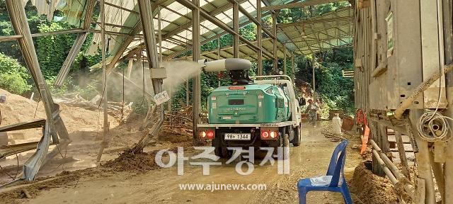 동물의료지원단 축산 농가 피해 지원 방역 장면 사진경상북도