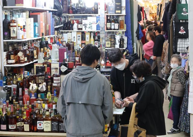 Một cửa hàng bán rượu ngoại ở Trung tâm mua sắm nhập khẩu Namdaemun Seoul ẢnhYonhap News