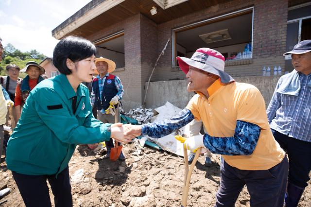 한화진 환경부 장관이 19일 오후 집중호우 피해를 본 경북 예천군 한 마을을 방문하여 주민을 위로하고 있다 한 장관은 피해 주민 불편을 최소화하기 위해 피해 복구와 지원에 최선을 다하겠다고 약속했다 2023719 사진환경부