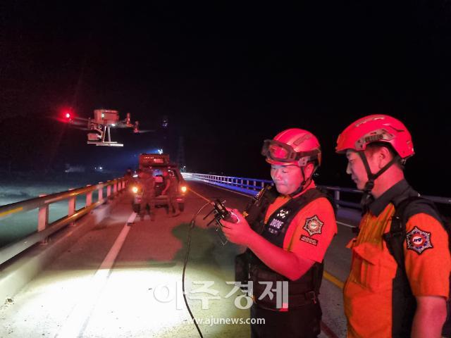 19일 오후 경북 예천군 호명면 선몽대 인근 하천에서 수색 중에 실종된 해병대 장병을 찾기 위한 야간 수색이 이어지고 있다 사진경상북도소방본부