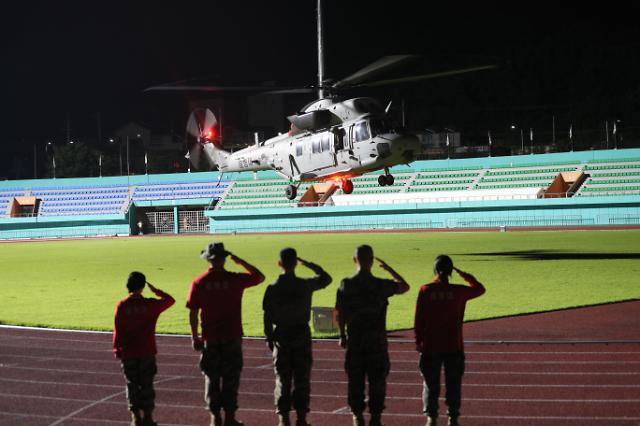 실종됐다 발견된 해병대원 태우고 이륙하는 헬기
    예천연합뉴스 윤관식 기자  20일 오전 0시 47분께 경북 예천스타디움에서 수색 중 실종됐다가 숨진 채 발견된 해병 장병을 태운 헬기가 전우들의 경례를 받으며 이륙하고 있다
    psikynacokr2023-07-20 005444
저작권자 ⓒ 1980-2023 ㈜연합뉴스 무단 전재 재배포 금지저작권자 ⓒ 1980-2023 ㈜연합뉴스 무단 전재 재배포 금지