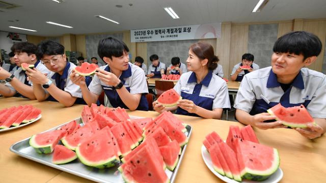 경상북도 경산시 소재 화신정공 임직원들이 현대모비스가 전달한 계절과일을 나눠 먹으며 담소를 나누고 있다 사진현대모비스