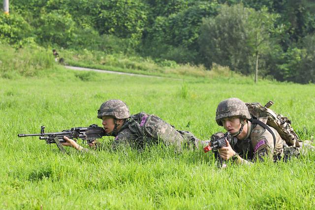 한·미 학군사관ROTC 후보생들이 20일 육군학생군사학교에서 정전협정과 한·미동맹 70주년을 맞아 함께 훈련을 하고 있다사진육군