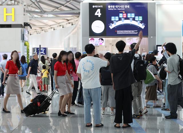 Sảnh khởi hành của Nhà ga số 1 Sân bay Quốc tế Incheon chật kín hành khách Ảnh chụp vào ngày 2072023 ẢnhYonhap News