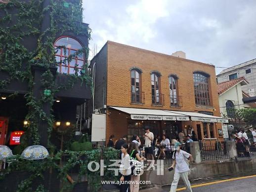 [상권 판도 달라졌다] [르포] 권리금 2배 오르고 매물 품귀 부활한 압구정로데오 vs 곳곳 임대문의 청담동 명품거리