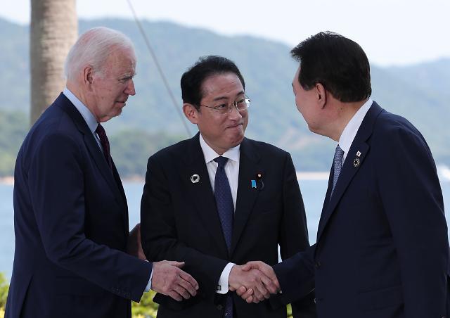 From left to right US President Joe Biden Japans Prime Minister Fumio Kishida and South Koreas President Yoon Suk Yeol greet each other ahead of a trilateral meeting during the G7 Leaders Summit  on Sunday May 21 2023 on the final day of a three-day G-7 summit in Hiroshima Japan The final day of the three-day of the Group of Seven leaders summit is under way in the western Japan city of Hiroshima with focus on Ukrainian President Volodymyr Zelensky and his talks with international leaders Photo by South Koreas President Press Office UPI2023-05-21 211730
저작권자 ⓒ 1980-2023 ㈜연합뉴스 무단 전재 재배포 금지UPI