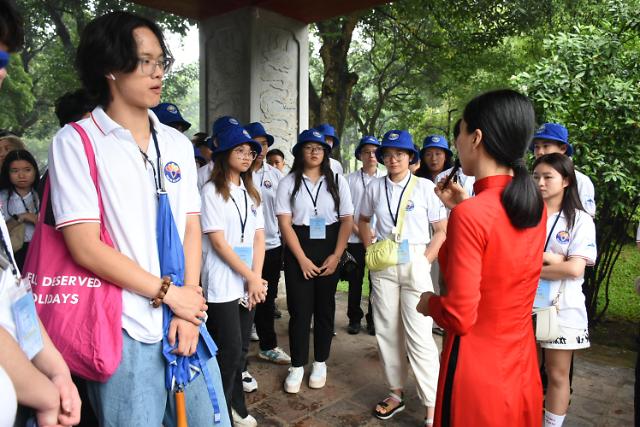 Đại biểu Trại hè Việt Nam 2023 tham quan Văn Miếu - Quốc Tử Giám ẢnhỦy ban Nhà nước về NVNONN