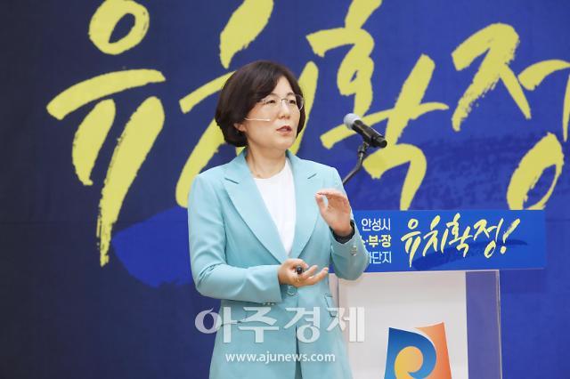 김보라 시장이 시정 브리핑을 진행하고 있다 사진안성시