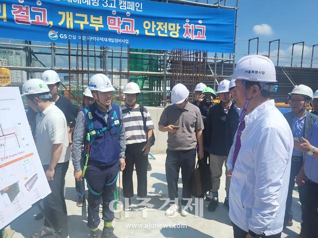 이문3구역 공사현장에서 오세훈 서울시장이 안전 관련 브리핑을 듣고 있다 사진신동근기자