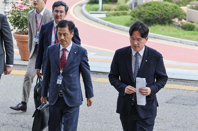 법무부 도착한 변협
    과천연합뉴스 신현우 기자  정재기 대한변호사협회 부협회장오른쪽이 20일 오후 법률 서비스 플랫폼 로톡 가입 징계 변호사 이의신청 관련 심의가 열린 정부과천청사 법무부로 향하고 있다 법무부 변호사 징계위원회는 이날 로톡에 가입한 변호사들에게 내려진 변협의 징계처분이 적절했는지 심의한다 오른쪽부터 정 부협회장 이태한 변협 부협회장 이은성 변협 제1정책이사 2023720
    nowwegoynacokr2023-07-20 161952
저작권자 ⓒ 1980-2023 ㈜연합뉴스 무단 전재 재배포 금지저작권자 ⓒ 1980-2023 ㈜연합뉴스 무단 전재 재배포 금지