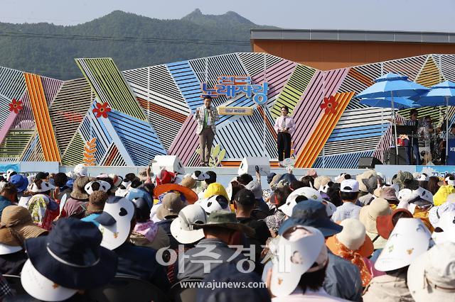 ‘KBS 전국노래자랑 보성군편’ 8월 6일 방영_김철우 보성군수 김신영MC가 무대에 올라 있다 사진보성군