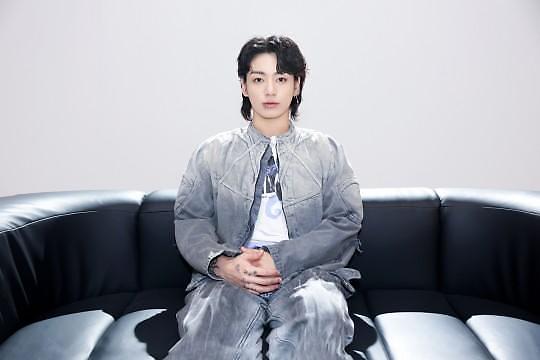 정국이 14일 첫 솔로 데뷔 싱글 세븐SEVEN 발매를 앞두고 영상을 통해 소감을 밝히고 있다 사진빅히트뮤직