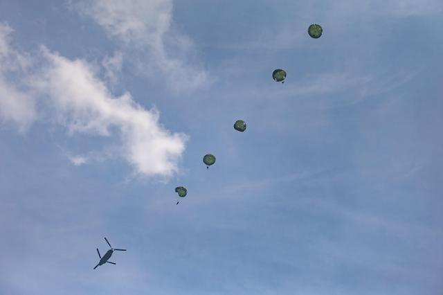 21일까지 3주간 육군특수전학교에서 진행된 공수기본훈련에서 육사 생도들이 강하하고 있다  사진육군
