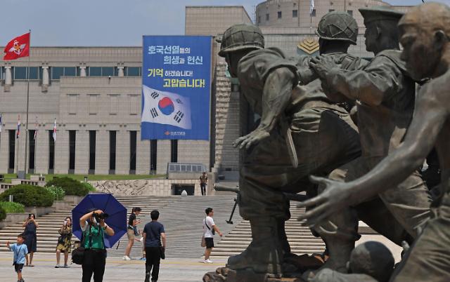 6·25전쟁 73주년을 맞은 6월 25일 서울 용산 전쟁기념관을 찾은 시민들이 평화의 광장을 거닐고 있다 사진연합뉴스