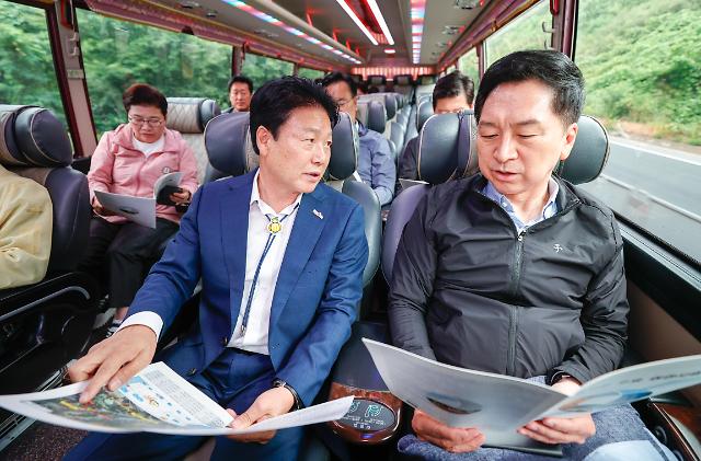 이병환 성주군수왼쪽가 국도비 확보를 위해 버스로 이동 중 김기현 국민의 힘 대표와 이야기를 나누고 있다사진성주군