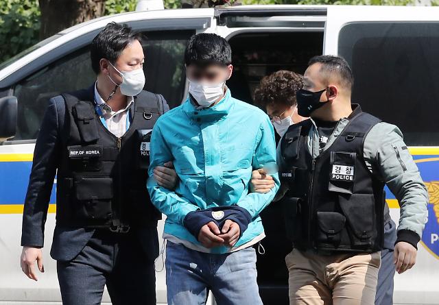 Một thanh niên người Kazakhstan 21 tuổi người bị tình nghi chạy trốn qua hàng rào bên ngoài Sân bay Quốc tế Incheon sau khi bị từ chối nhập cảnh đang được áp giải vào Tòa án Quận Incheon ở Michuhol-gu Incheon vào chiều ngày 293 để tiến hành thẩm vấn ẢnhYonhap News