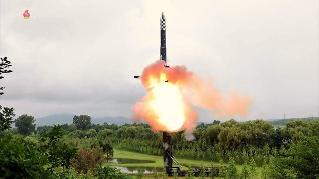 북한 조선중앙TV는 13일 김정은 국무위원장이 참석한 가운데 전날 발사한 신형 고체연료 대륙간탄도미사일ICBM 화성-18형의 시험발사 영상을 공개했다 사진조선중앙TV 화면 