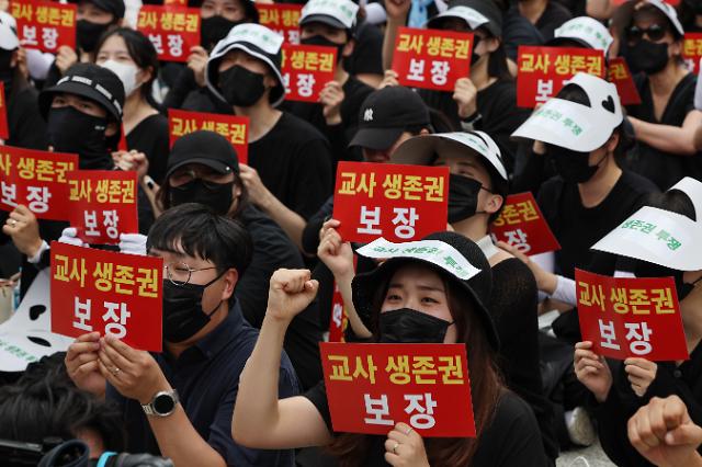 서울 서초구  교사 사망 사건과 관련해 22일 오후 서울 종로구 보신각 인근에서 열린 추모식에서 참가자들이 구호를 외치고 있다 사진연합뉴스