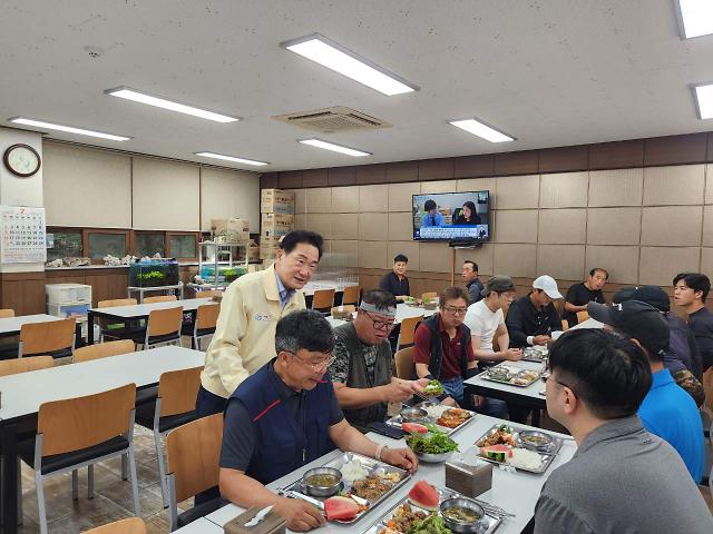  최기문 영천시장이 중복을 맞이해 여름철 폭염 속에서우리의 일상생활 영위를 위해 힘쓰고 있는  현장근무자들을 찾아 격려하고 있다사진영천시