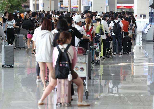 휴가철 앞두고 붐비는 인천공항
    영종도연합뉴스 이지은 기자  본격적인 여름 휴가철을 앞두고 20일 오전 인천국제공항 제1터미널 출국장에서 이용객들이 출국수속을 위해 줄을 서고 있다 2023720
    jieunleeynacokr2023-07-20 125236
저작권자 ⓒ 1980-2023 ㈜연합뉴스 무단 전재 재배포 금지저작권자 ⓒ 1980-2023 ㈜연합뉴스 무단 전재 재배포 금지