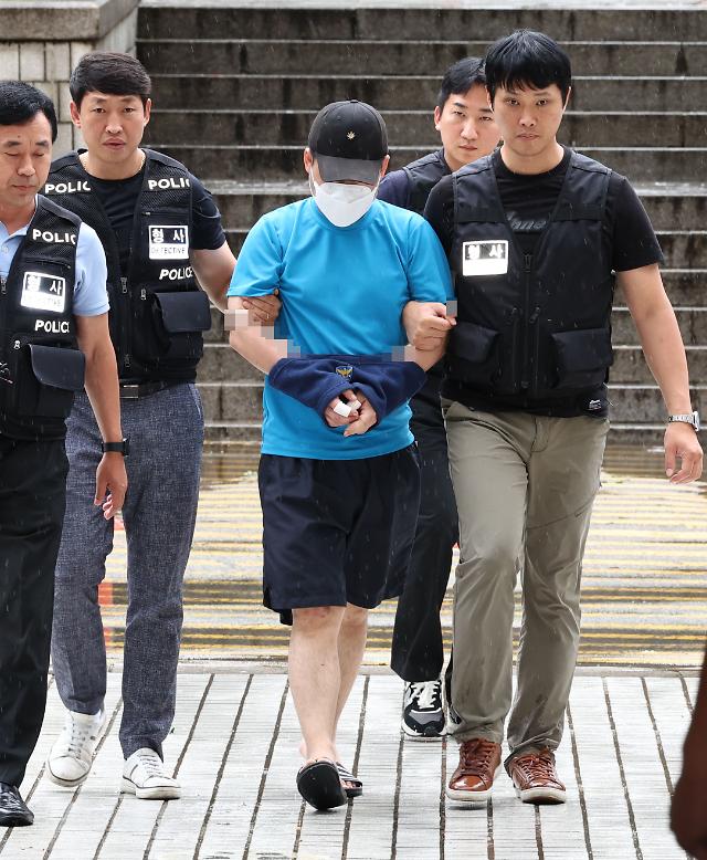 조모씨가 23일 서울중앙지법에 열린 구속 전 피의자 심문영장실질심사에 출석하기 위해 이동하고 있다 사진연합뉴스
