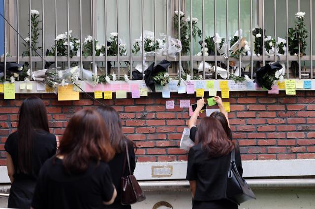 서이초 찾은 추모객들 
    서울연합뉴스 박동주 기자  21일 오후 서울 서초구 서이초등학교에서 추모객들이 담임 교사 A씨를 추모하고 있다 2023721
    pdj6635ynacokr2023-07-21 171012
저작권자 ⓒ 1980-2023 ㈜연합뉴스 무단 전재 재배포 금지저작권자 ⓒ 1980-2023 ㈜연합뉴스 무단 전재 재배포 금지