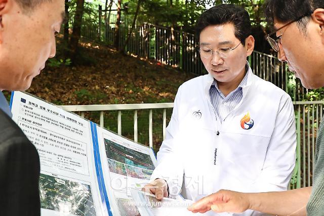 이 시장이 지난 11일 동백고등학교에서 LH 관계자들에게 우수관로 정비 관련 사항을 설명하고 있다