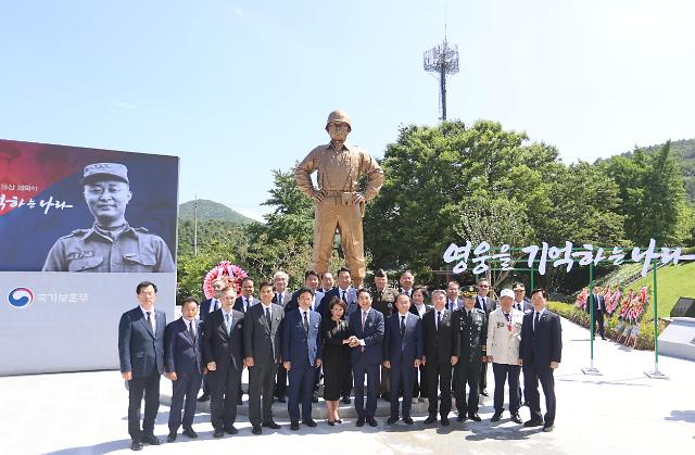 박민식 국가보훈부 장관이 지난 5일 오후 경북 칠곡군 다부동전적기념관에서 열린 백선엽장군 동상 제막식에 참석해 주요내빈과 함께 백선엽장군 동상 제막식후 기념사진을 촬영하고 있다 사진국가보훈부